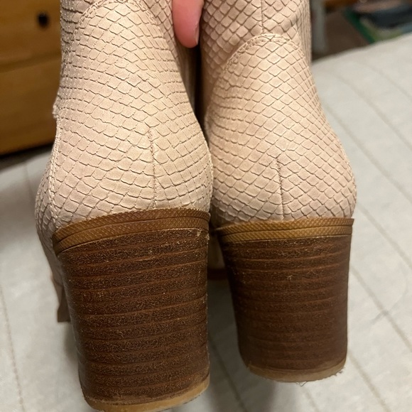 Almost new Dirty Laundry Blush Booties. Size 11. - Picture 6 of 6